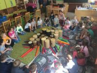 Skupinové bubnování pro děti.